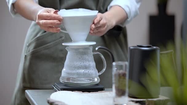 Instructie Hoe maak je trechter koffie thuis. Barista Brewing Alternatieve Koffie — Stockvideo