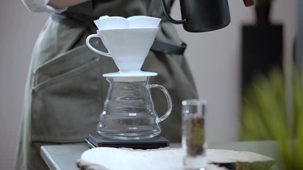 女性バリスタは漏斗に水を注ぐ。自宅で完璧なコーヒーを作る — ストック動画