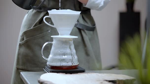 Barista verter agua en embudo con café molido. Comienzo activo de un día — Vídeo de stock