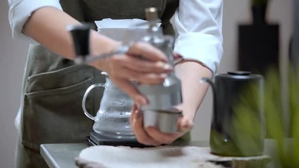 Mujer Barista vertiendo café molido en embudo. Quédate en casa y bebe café — Vídeos de Stock