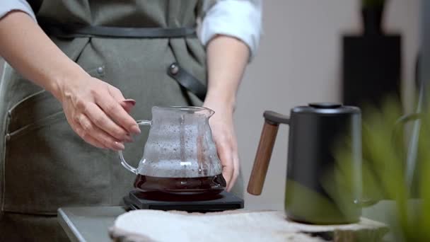 Woman Barista Stirring Prepared Coffee in Jar. Εναλλακτική μέθοδος παρασκευής χωνιού — Αρχείο Βίντεο