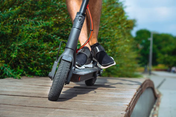 Nahaufnahme Von Mann Reiten Elektro Kick Scooter Auf Schöne Parklandschaft — Stockfoto