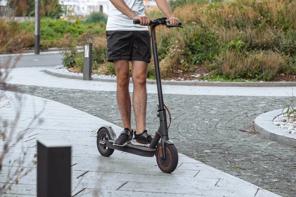 Közelkép Fiatal Férfi Lovaglás Black Electric Rick Scooter Cityscape — Stock Fotó