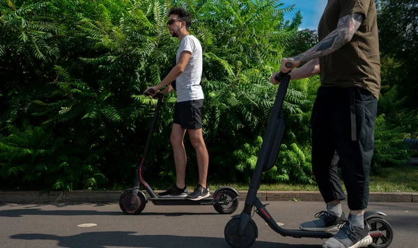 Dois Amigos Dirigindo Scooter Elétrico Parque Divertindo Dia Ensolarado — Fotografia de Stock