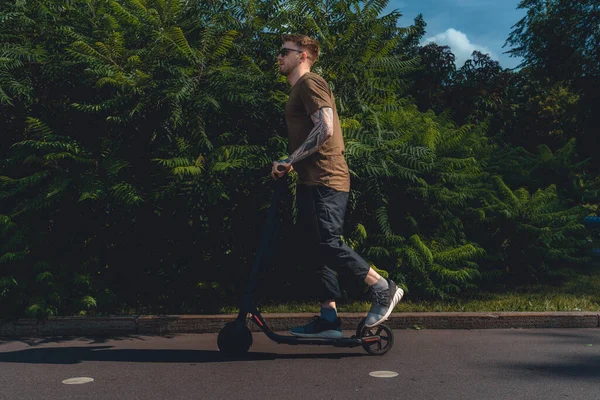 Handsome Young Man Vacation Having Fun Driving Electric Scooter Outdoors — 스톡 사진