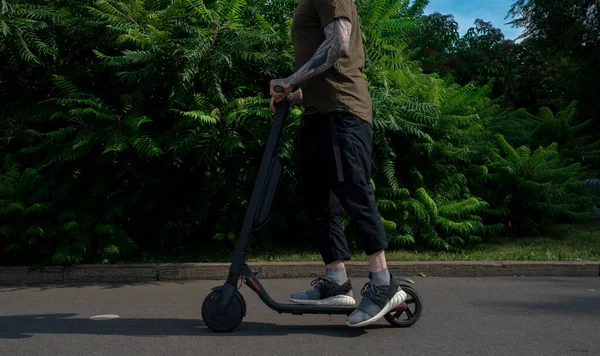 Close Stylish Athletic Man Driving Electric Scooter Outdoors Modern Park — Stok Foto