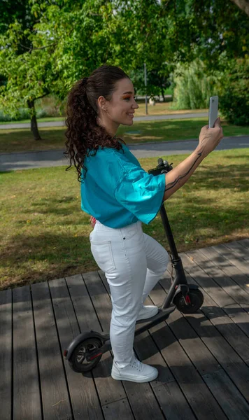 Attraktive Stilvolle Frau Weißen Jeans Hellblauem Shirt Und Weißen Turnschuhen — Stockfoto