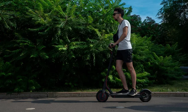 Fiatal Férfi Öltözött Fehér Póló Lovaglás Fekete Electric Rick Scooter — Stock Fotó