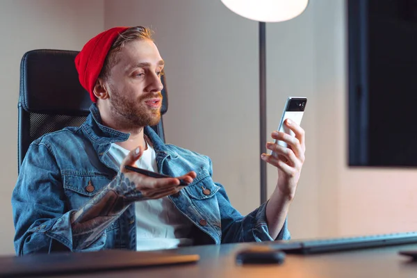 Hombre Guapo Hablando Con Colegas Forma Remota Través Del Teléfono — Foto de Stock