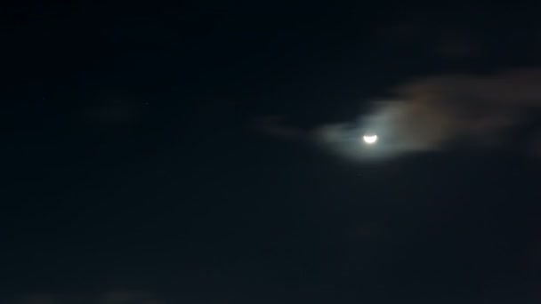 Φεγγάρι στον ουρανό με σύννεφα, ο χρόνος λήγει — Αρχείο Βίντεο