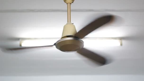Старый стиль Потолочный вентилятор вращается на высокой настройки со светом — стоковое видео