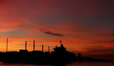 Kargo gemisi elektrik santrali arka plan üzerinde gündoğumu