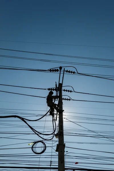 Bir elektrikçi silüeti — Stok fotoğraf