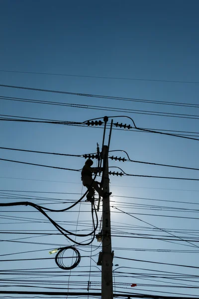 Silueta elektrikář — Stock fotografie