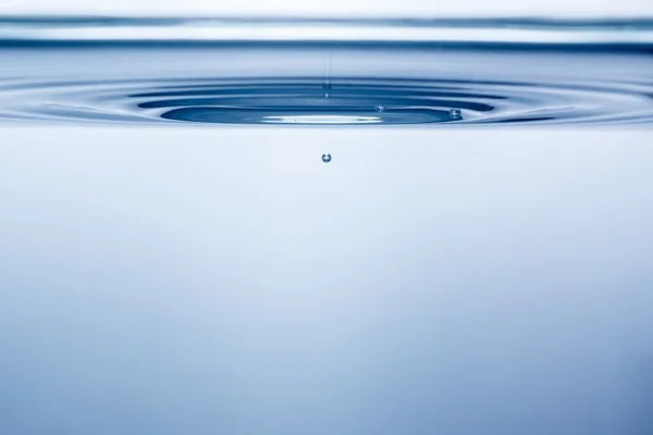 Bolle blu dopo una spruzzata in acqua. Primo piano. Sott'acqua — Foto Stock