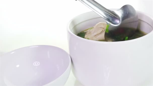 Zuppa di pollo mestolo in una tazza di ceramica — Video Stock