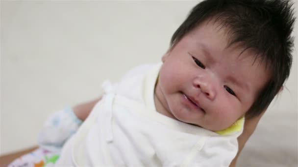 Close-up de bebê recém-nascido em mãos de mãe, 13 dias de idade — Vídeo de Stock