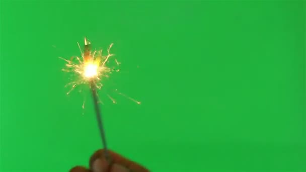 Fogos de artifício sparkler queimando no fundo tela verde — Vídeo de Stock