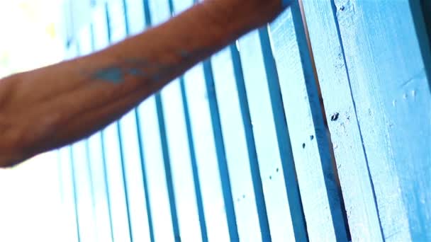 Lähikuva laukaus mies maalaus puuta sininen väri — kuvapankkivideo