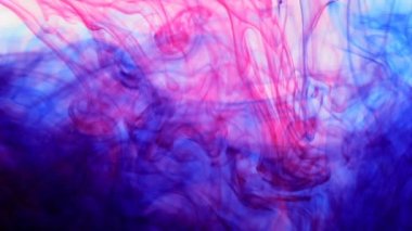 Beyaz arka plan üzerinde su akan renk mürekkep