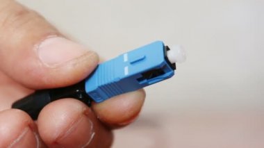 Optik fiber kabloları demet tutan yönetici nin eli