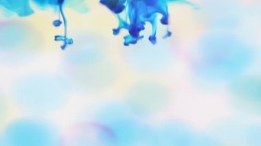 Beyaz arka planda suya mavi mürekkep düştü