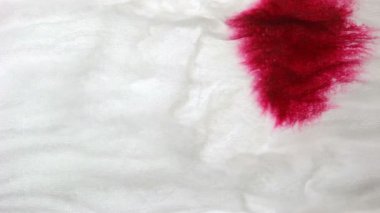 Kırmızı mürekkep damlaları ve beyaz arka plan üzerinde splatters