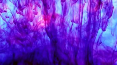 Beyaz arka plan üzerinde su akan renk mürekkep