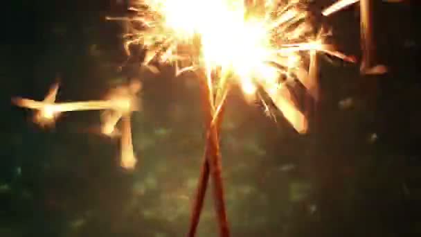 Vértes lövés tűzijáték csillagszóró égő, — Stock videók