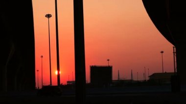 Gün batımında otoyolda sürüş araba