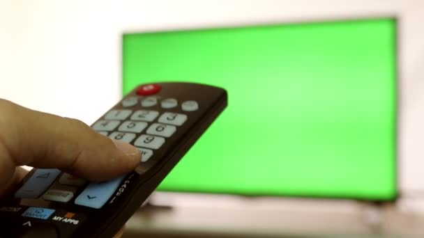 Mano maschile con canali di commutazione remota TV su schermo verde punto di vista TV — Video Stock