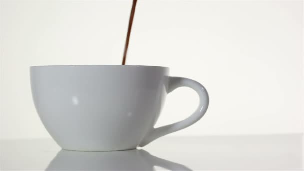 Caffè caldo fumante versando in una tazza — Video Stock