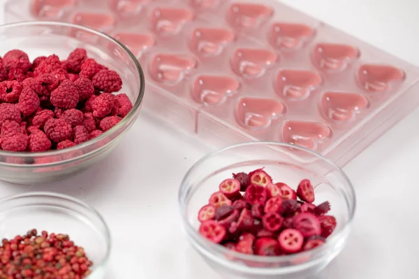 Forma inimii mucegai de cofetărie cu ciocolată rubinie și umplutură de fructe roșii uscate — Fotografie, imagine de stoc