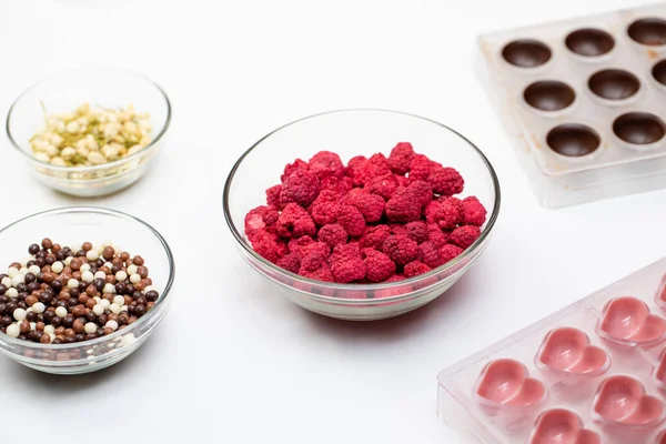 Glass bowls with natural vegetarian filling for candies, confectionery molds — Stock Photo, Image