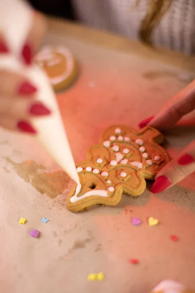 Conceito tradicionalista. decorar biscoitos de Natal recém-assados fechar. — Fotografia de Stock