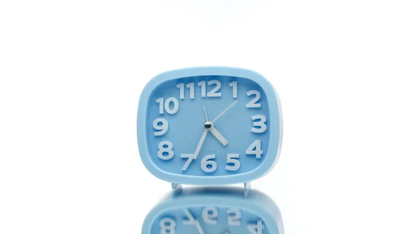 Números arábigos reloj azul girando sobre fondo blanco aislado, concepto de tiempo — Foto de Stock