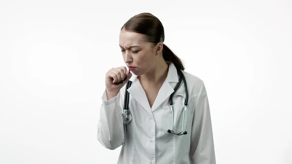 Jovem médico bonito se sente mal e tosse pesadamente, infecção de trabalhadores médicos — Fotografia de Stock
