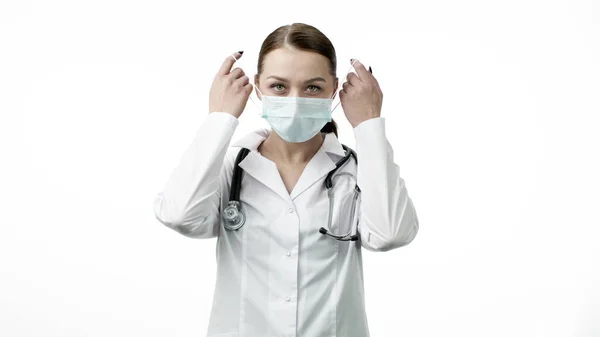 Glücklich süßer Arzt zieht Schutzmaske ab, breit lächelnd, Coronavirus-Ende — Stockfoto