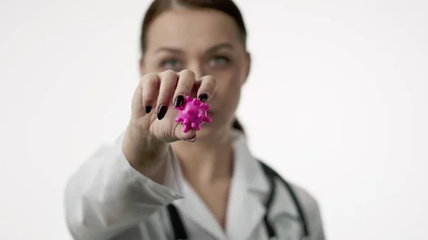 의료 복을 입은 젊은 섹시 한 여성 실험실 기술자가 고열 19 바이러스 세포를 보여 주고 있습니다. — 스톡 사진