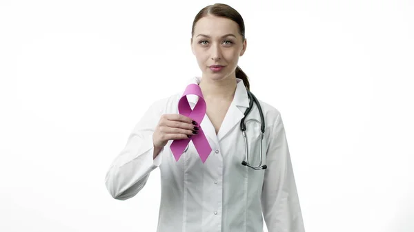 Lächelnder Arzt zeigt rosafarbenes Brustkrebssymbol auf weißem Hintergrund — Stockfoto