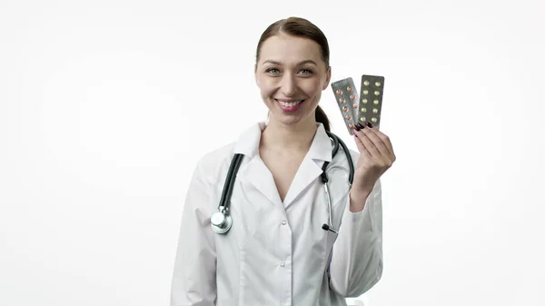 Sonriente médico lindo mostrando dos ampollas de pastillas, medicamentos, tratamiento, medicamentos —  Fotos de Stock