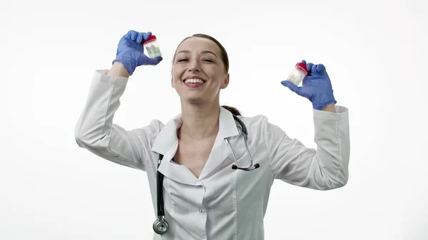 面白い美しい笑顔の医者は手に丸薬のパックで踊り、楽しんでいます — ストック写真