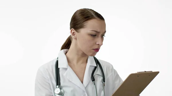 Kaukasische Ärztin im weißen Mantel hält Tablette mit Testergebnis — Stockfoto
