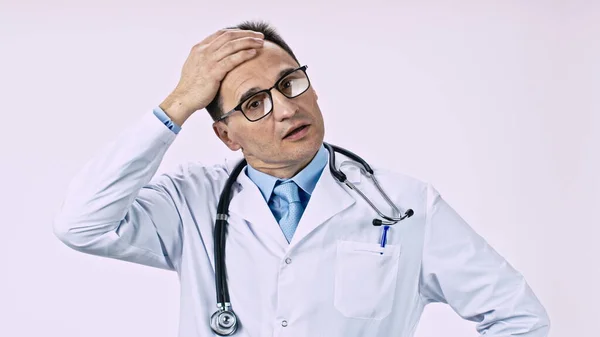 Müder älterer Arzt wischt sich die Stirn ab, nimmt die Brille ab und seufzt heftig — Stockfoto
