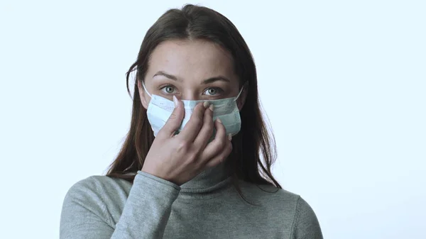 Kız covid-19 'a karşı tıbbi maske takıyor. Karantinaya alın. Coronavirüs salgını — Stok fotoğraf