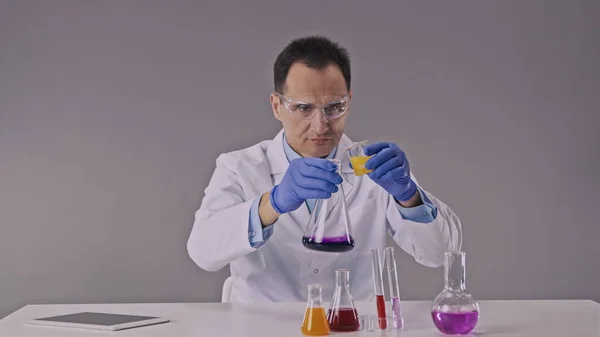 A tudós kémiai laborban dolgozik reakciócsövekkel tudományos kísérleteket végezve. — Stock Fotó