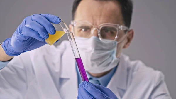Chemicus in innovatief laboratorium voert onderzoek uit naar organische chemische verbindingen — Stockfoto