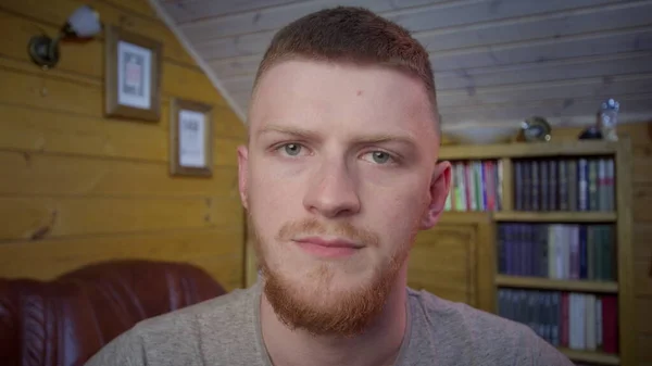 Ginger vlasy muž, aby živé video konferenční hovor online chat pomocí počítače — Stock fotografie
