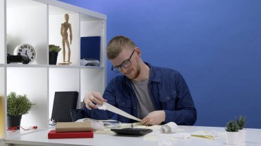 Genç yakışıklı milenyum çek faturaları, giderleri ve gelirleri karşılaştırır