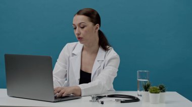 Doktor klavyede yazar, veriyi bilgisayara sokar ve yorgunluktan uyuyakalır.